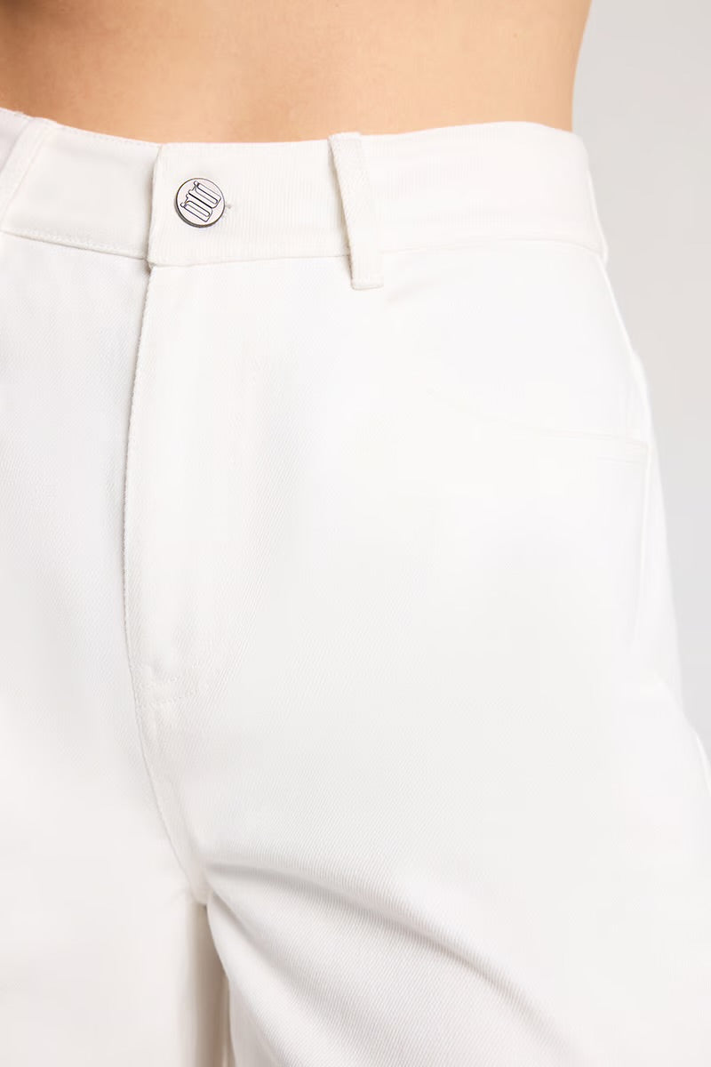 Velo Short in White Blanca