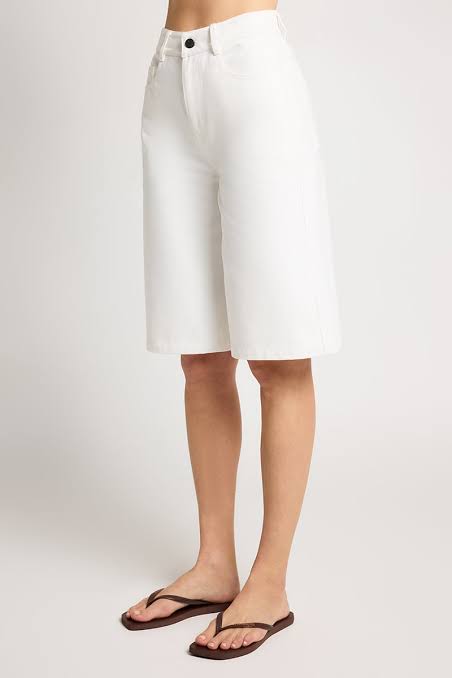 Velo Short in White Blanca