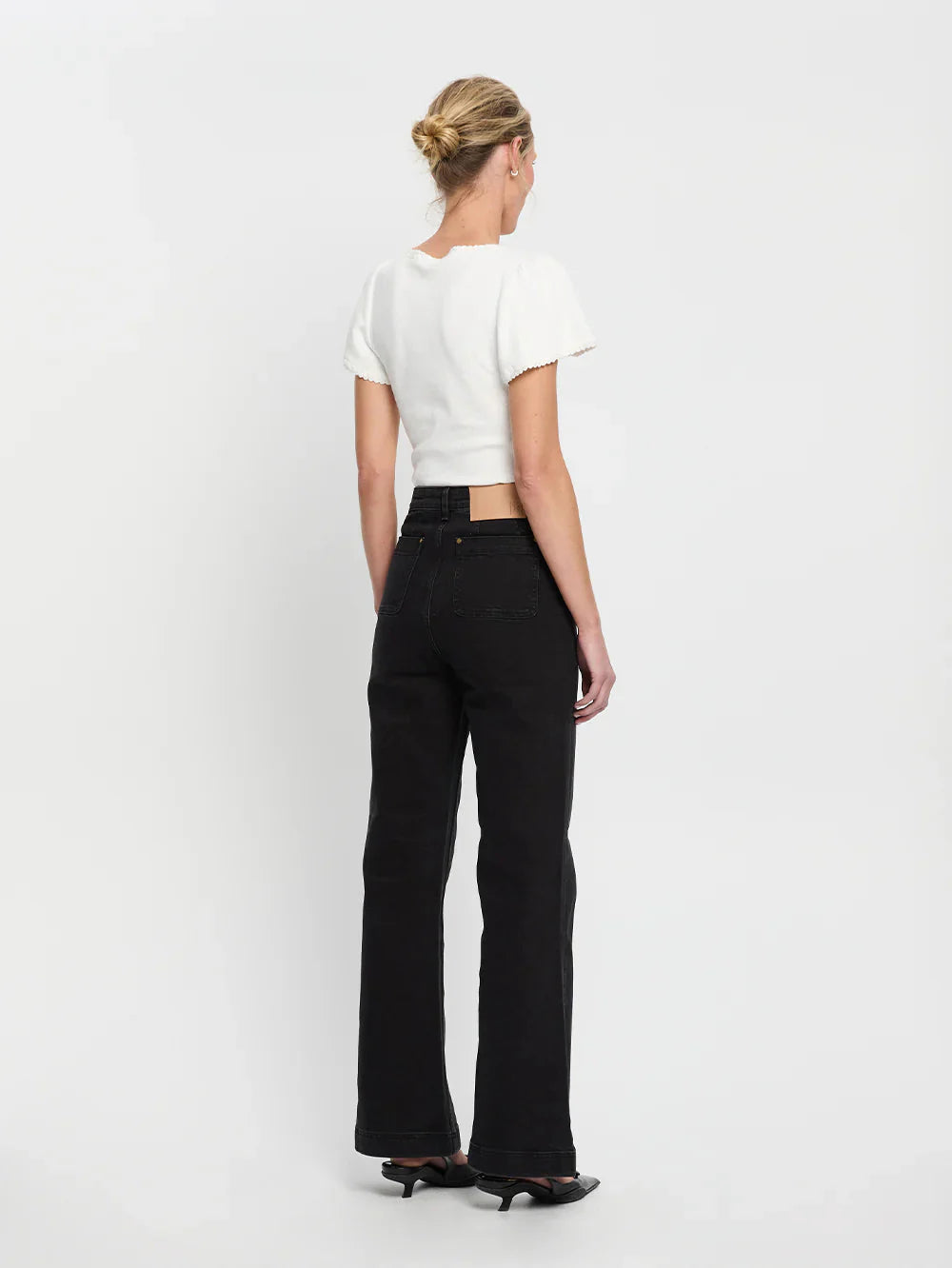Dominique Jean in Black Kivari